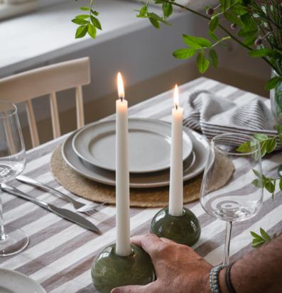 Bild av harmoniskt dukat bord med eleganta detaljer