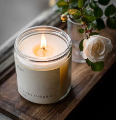 Bild av doftljus i harmonisk och mysig inomhusmiljö