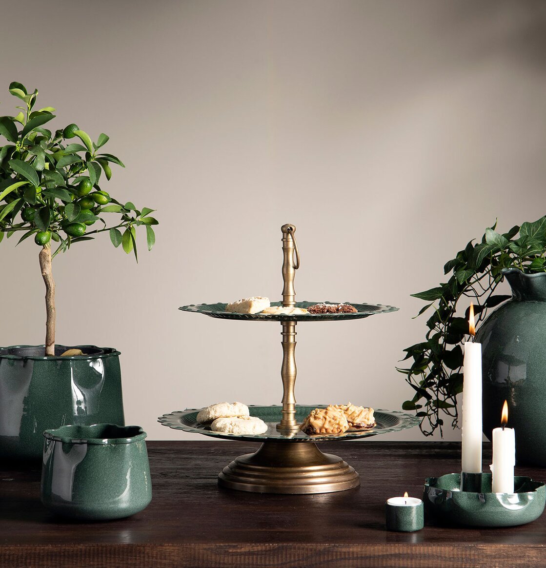 Våningsfat Qute Emalj Callow från A Lot Decoration på bord