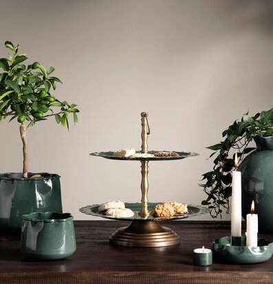 Bild av ett elegant våningsfat med delikata bakverk