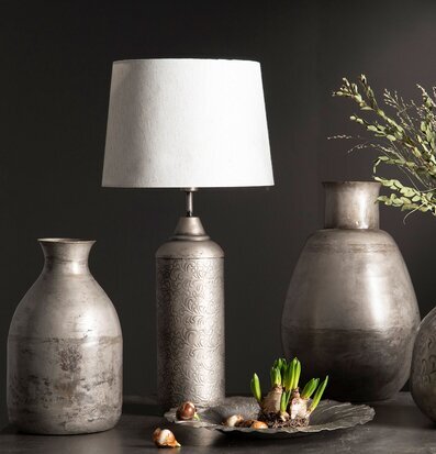 Bild av stilren komposition med metalliska föremål