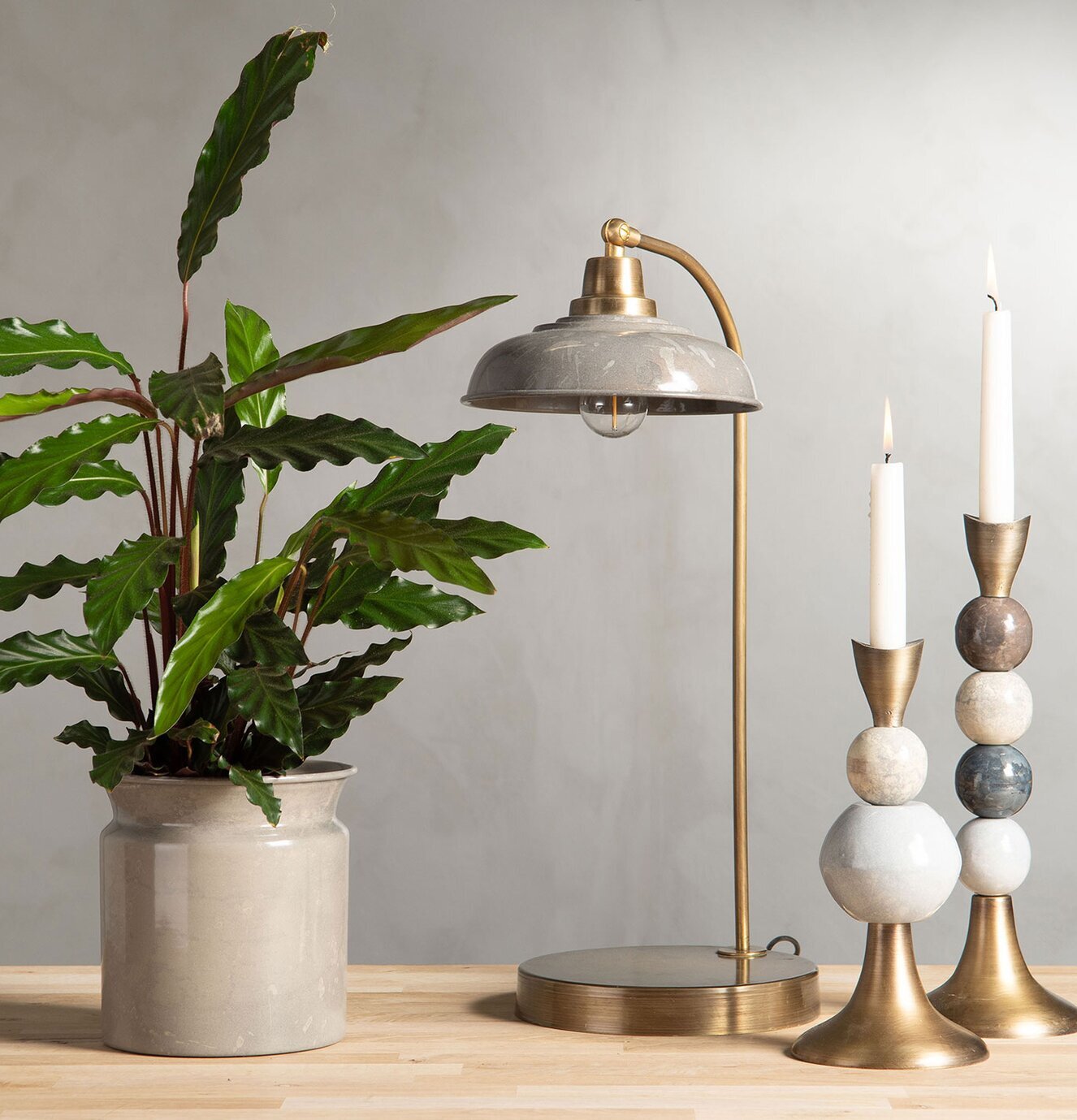 Bordslampa Noa Greige från A Lot Decoration på träbord