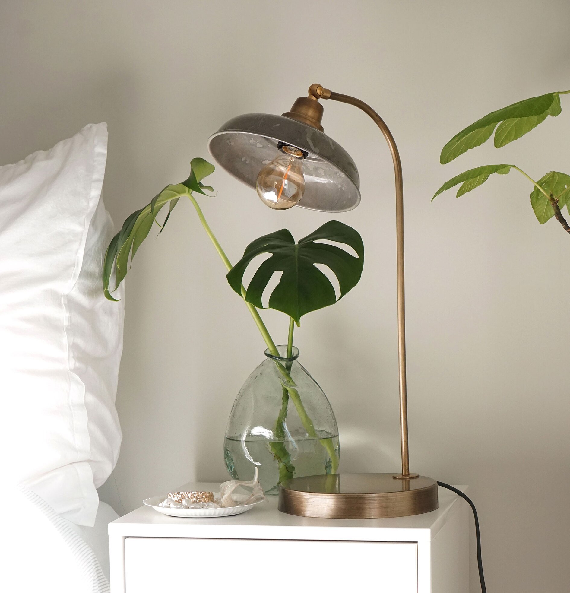 Bordslampa Noa Greige från A Lot Decoration på nattduksbord