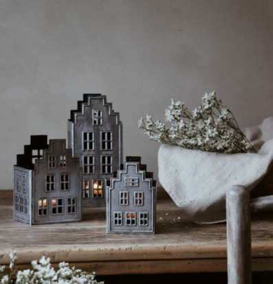 Bild av charmig heminredning med ljushus och blommor