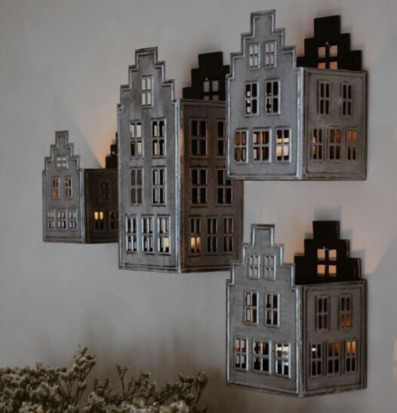 Bild av dekorativa ljuslyktor i form av små hus