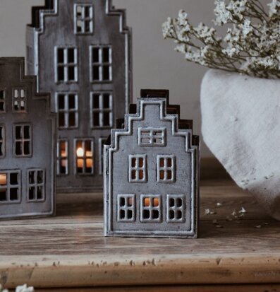 Bild av dekorativa ljushållare på träbord med blommor