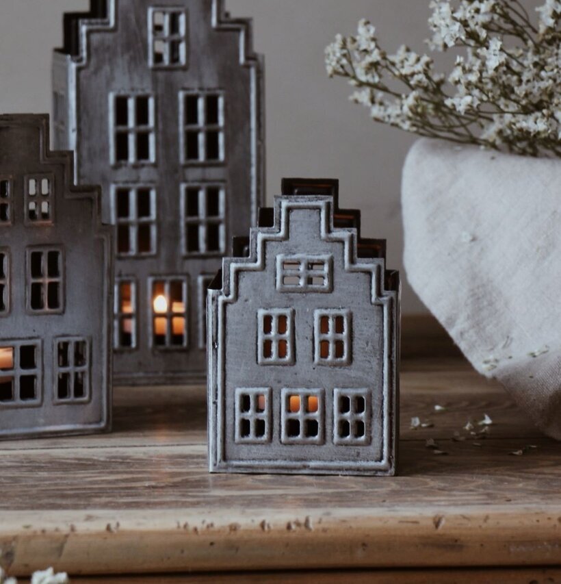 Majas Ljushus Lumiere Liten från Majas Cottage på trägolv