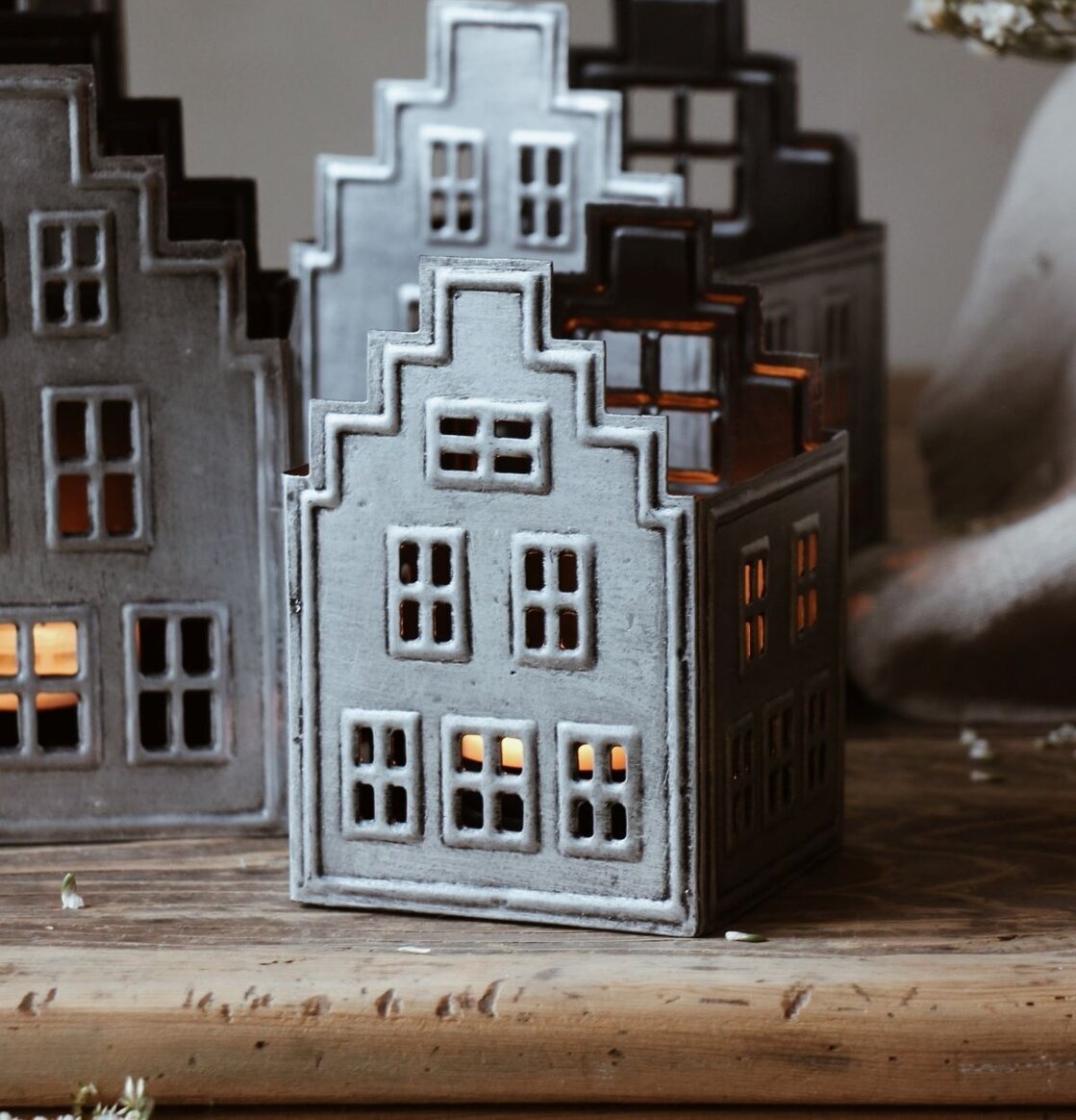 Majas Ljushus Lumiere Mellan från Majas Cottage på träyta