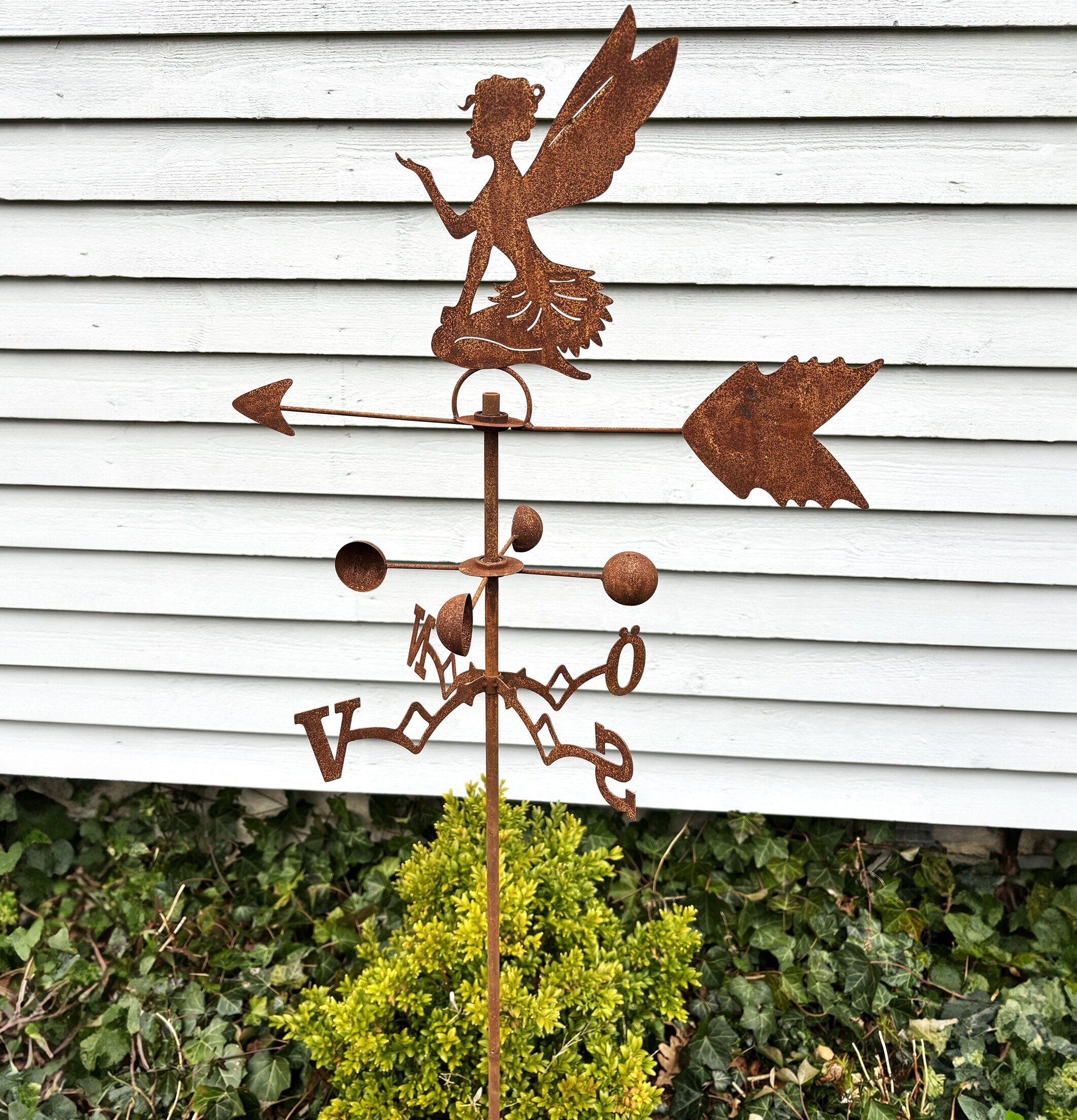 Foto av en charmig och rustik vindflöjel i trädgård