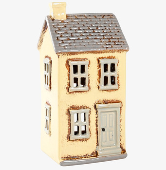 Bild av charmig ljuslykta formad som ett litet hus