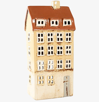 Bild av en detaljerad ljuslykta formad som ett hus