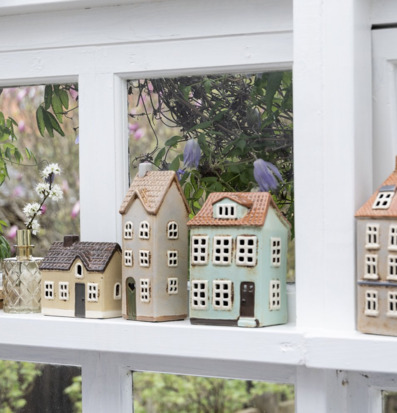 Bild av charmiga ljuslyktor formade som små hus