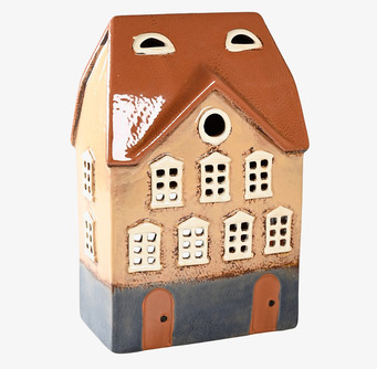 Bild av charmig ljuslykta formad som ett hus