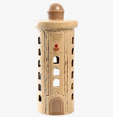 Bild av elegant beige ljuslykta med genombrutna fönster