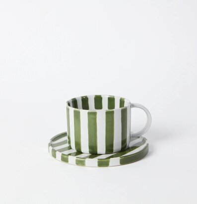 Bild av stilren kopp med fat i harmonisk design