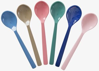 Bild av färgglada skedar i harmonisk färgpalett