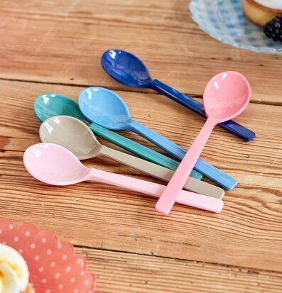 Bild av färgglada skedar och cupcakes på träbord