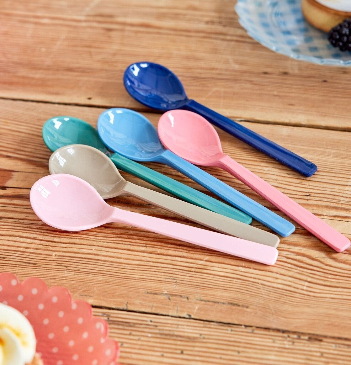 Bild av färgglada skedar på rustikt träbord