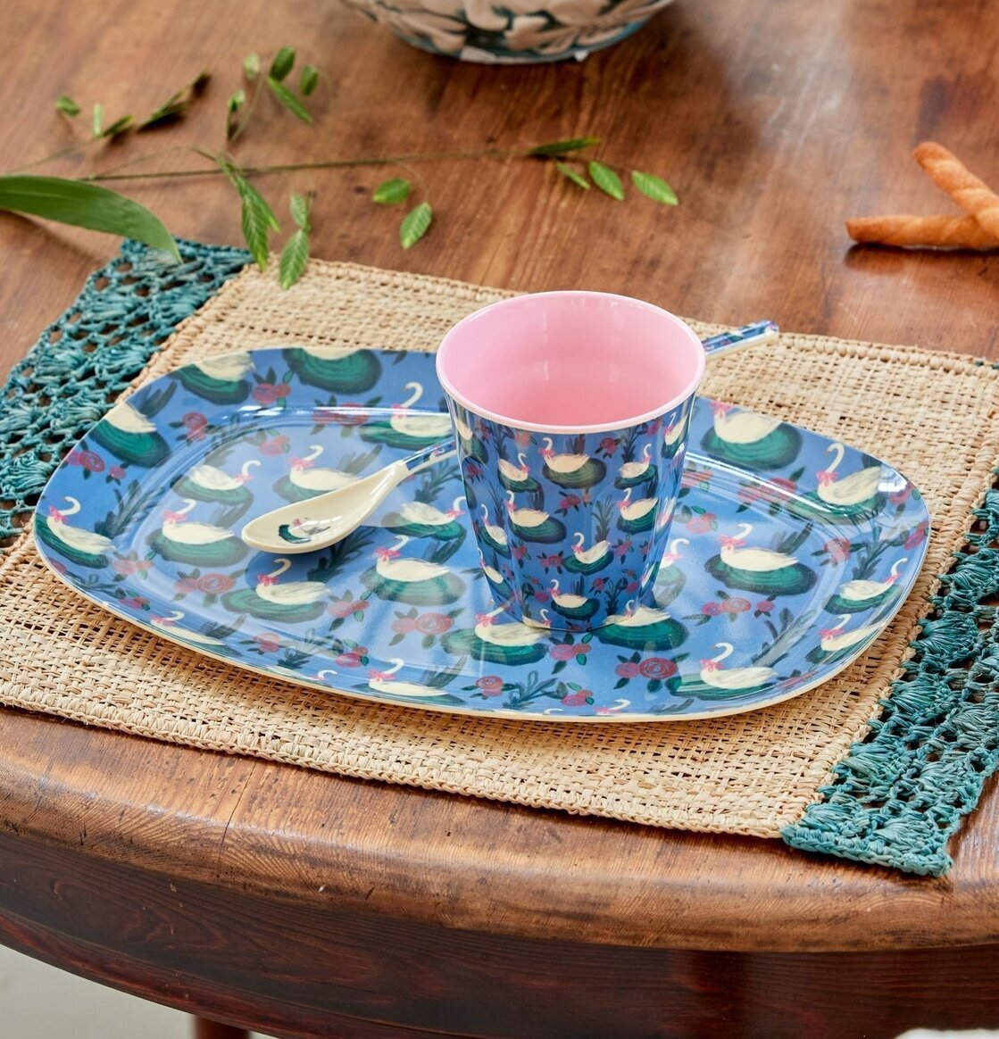 Bild av inbjudande dukning med elegant svanmönster