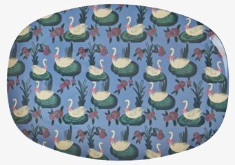 Bild av dekorativ tallrik med svanmotiv och blommor