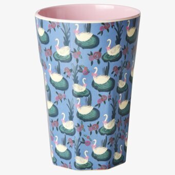 Bild av latte-mugg med svanmotiv och rosa detaljer