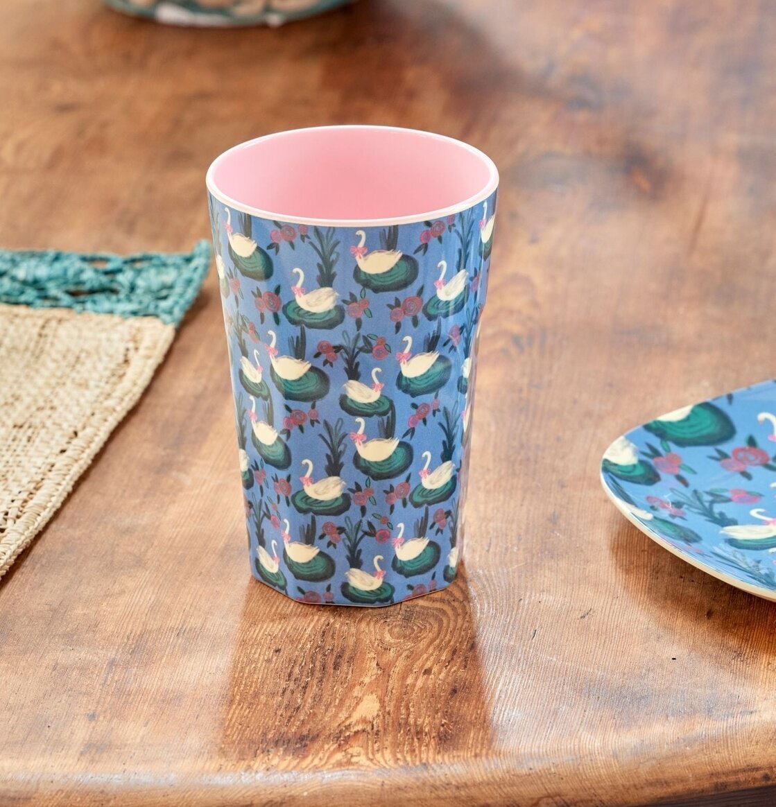 Mugg Latte Swan Lake Print från Rice på träbord med assiett