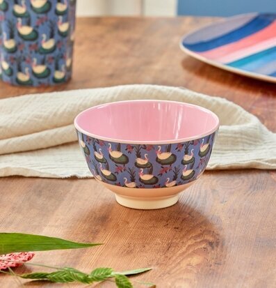 Bild av skål med svanmönster och färgglad bakgrund