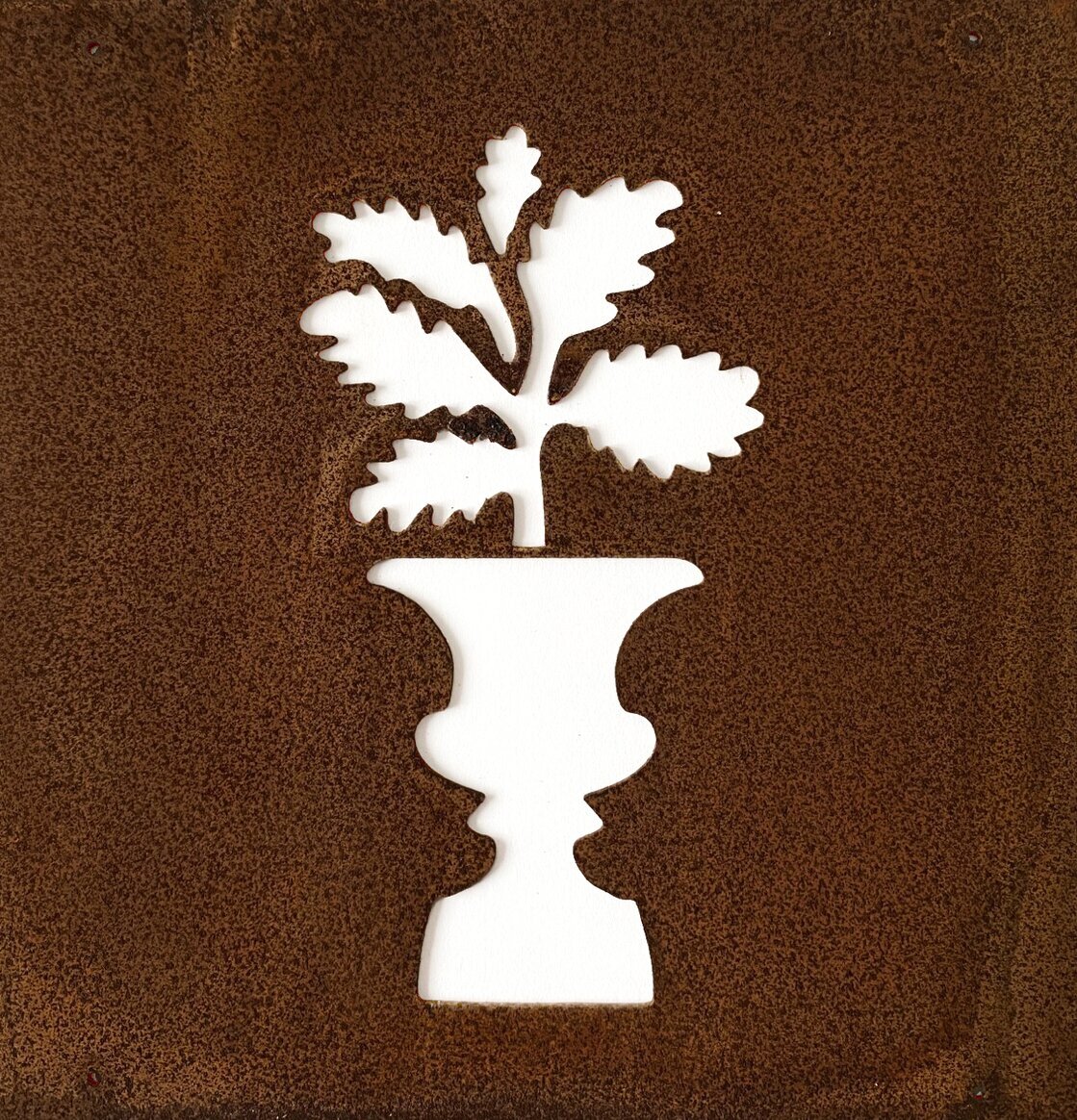 Bild av dekorativ skylt med blomma och kruka