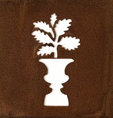 Bild av dekorativ skylt med blomma och kruka