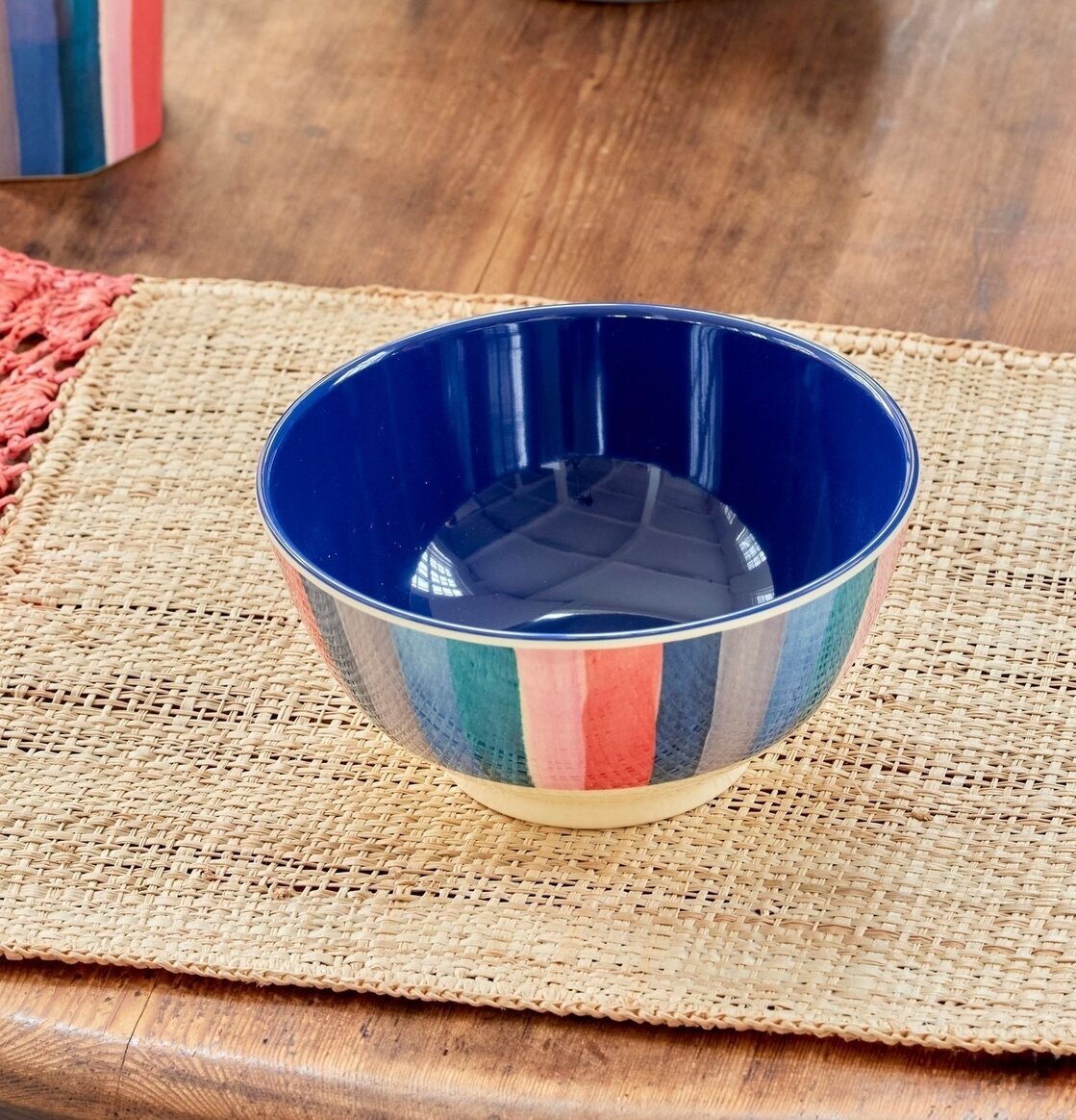 Skål N.Y. Stripes Print från Rice på en vävd bordstablett