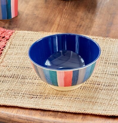 Bild av färgglad skål i rustik och hemtrevlig miljö