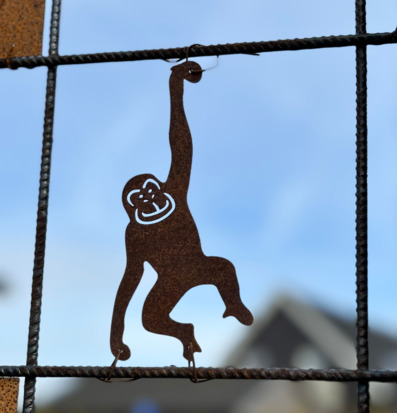 Bild av skulptural dekoration: Klättrande apa i metall