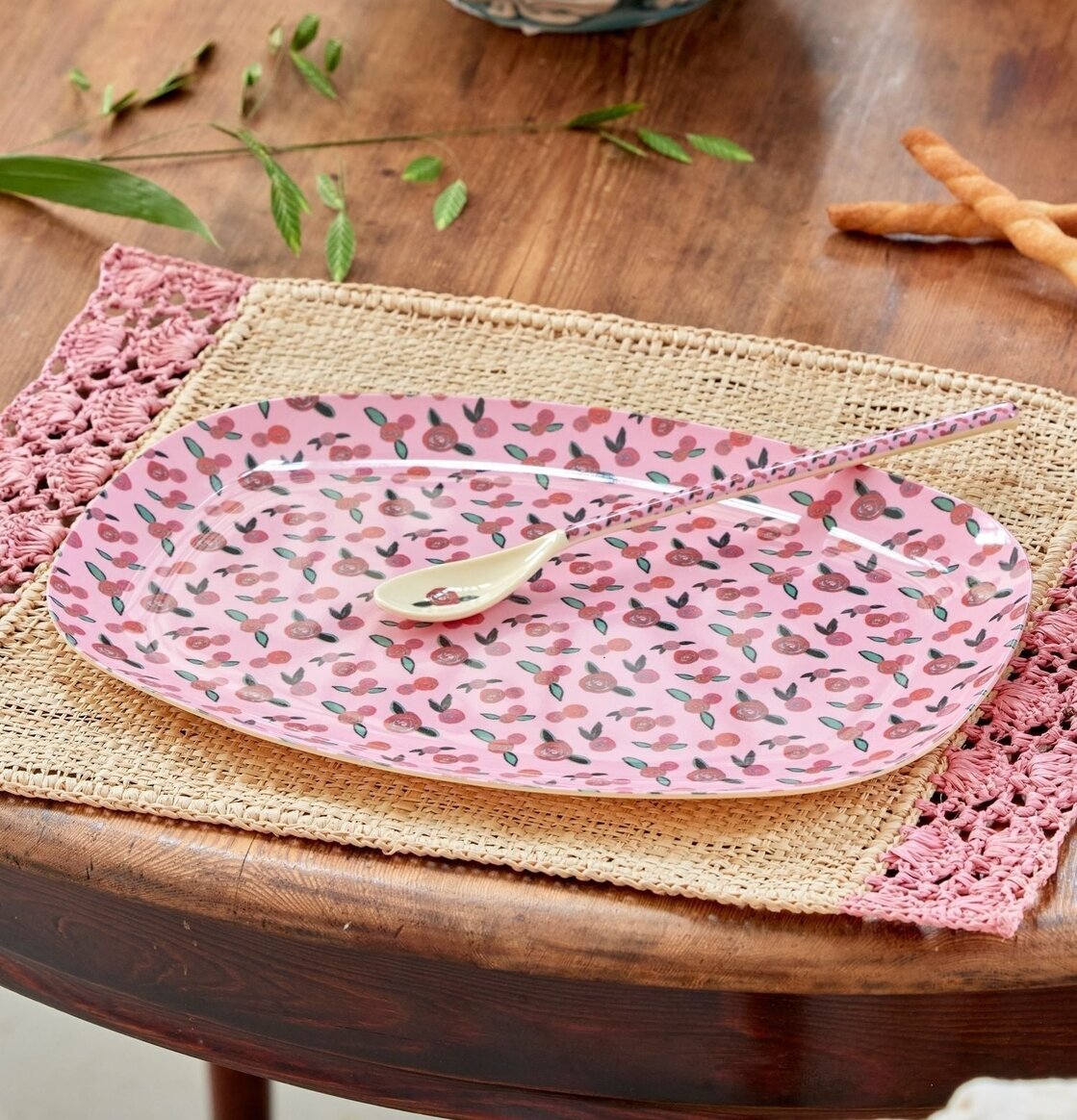 Tallrik A Rose Is A Rose Print från Rice på rustikt träbord