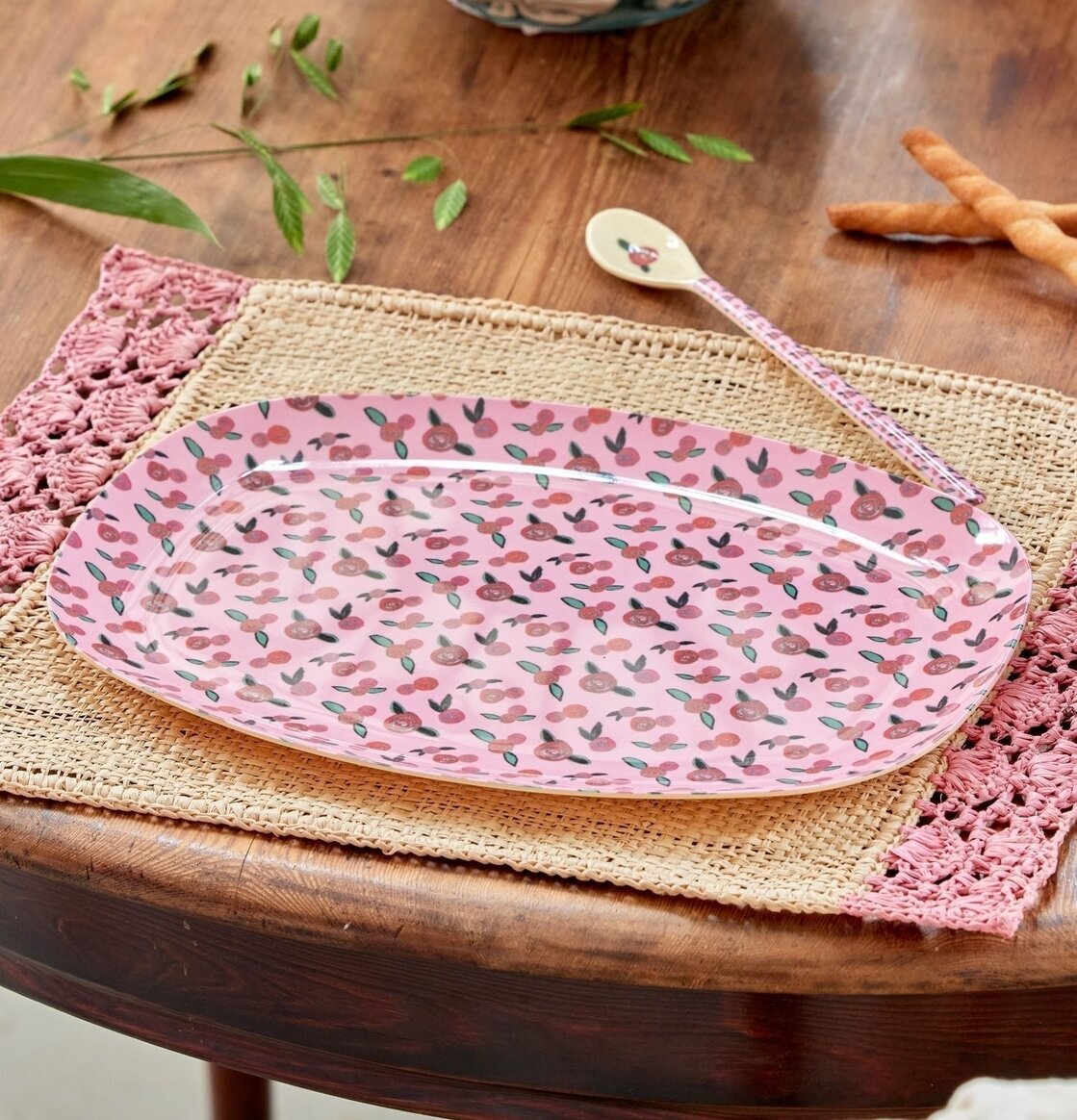 Tallrik A Rose Is A Rose Print från Rice på dukat bord