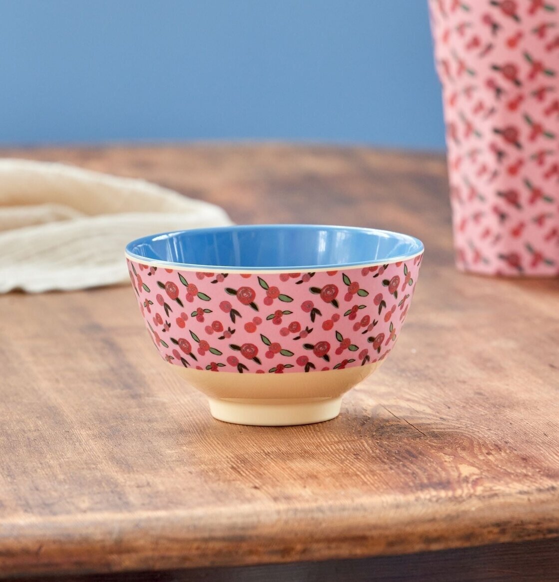 Liten Skål A Rose Is A Rose Print från Rice på träbord