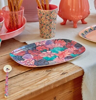 Bild av färgglad och detaljrik dukning med blommönster