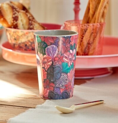 Bild av inbjudande dukning med blommig muggdesign