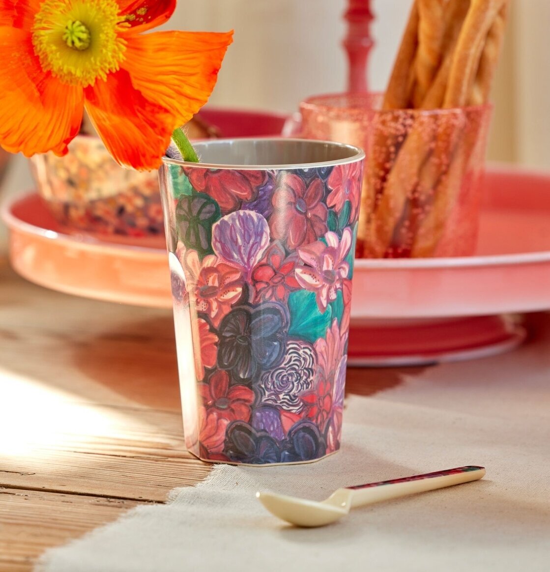 Mugg Latte Forest Flower Print från Rice på lantligt bord