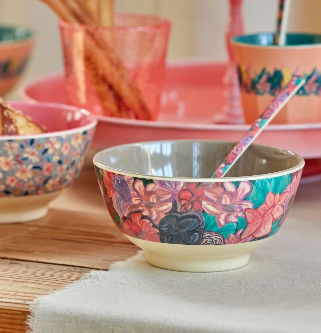 Skål Forest Flower Print från Rice på träbord med tygduk