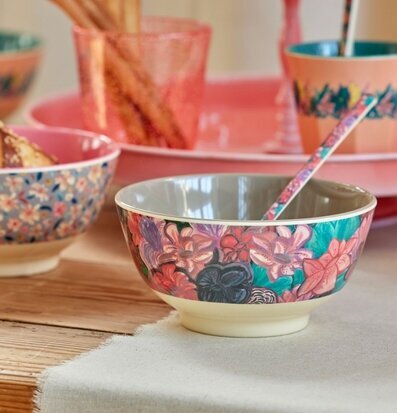 Bild av färgglada porslinsföremål på träbord