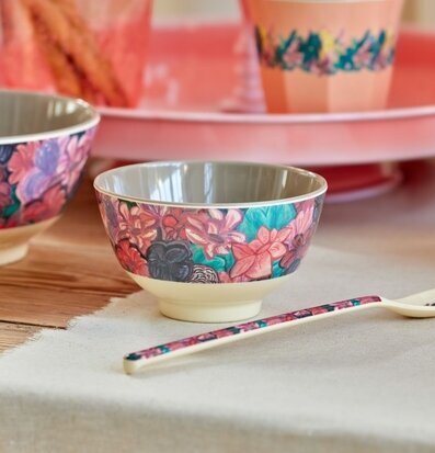 Bild av färgglad dukning med blomstermönstrad skål