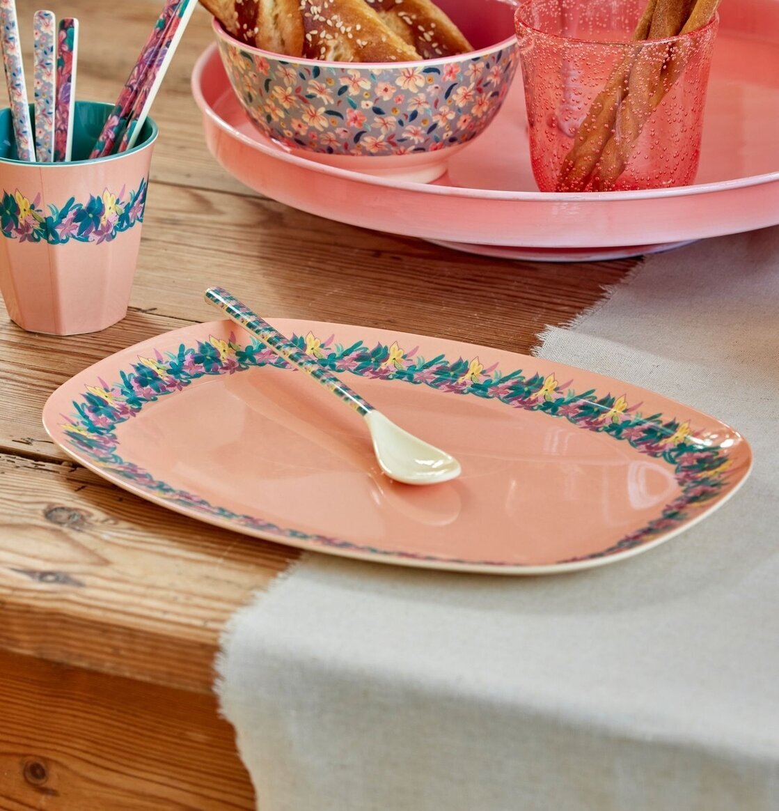 Bild av färgglad och hemtrevlig dukning med mönster