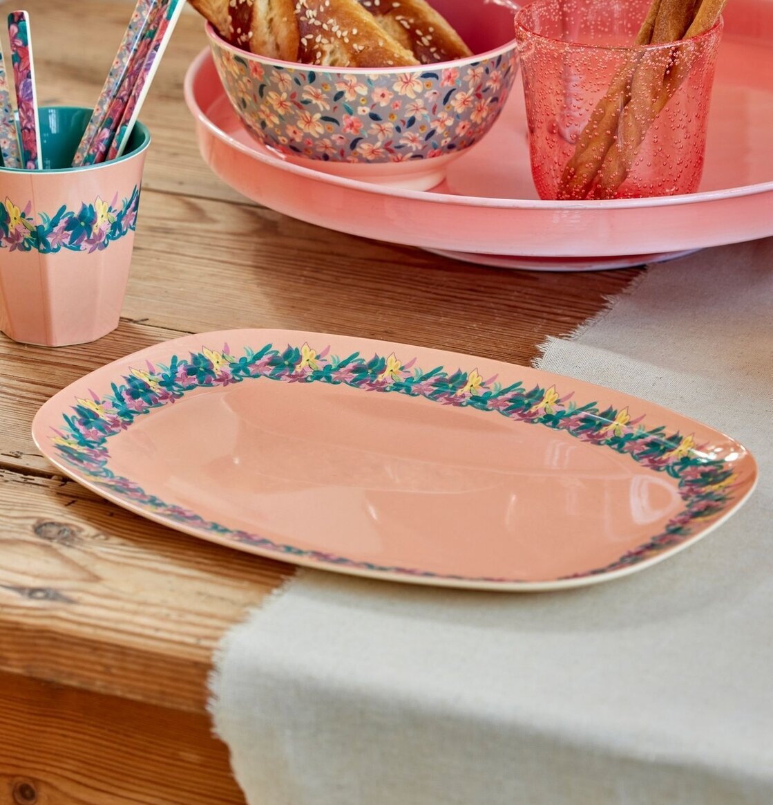 Bild av färgglad dukning med blommigt mönster