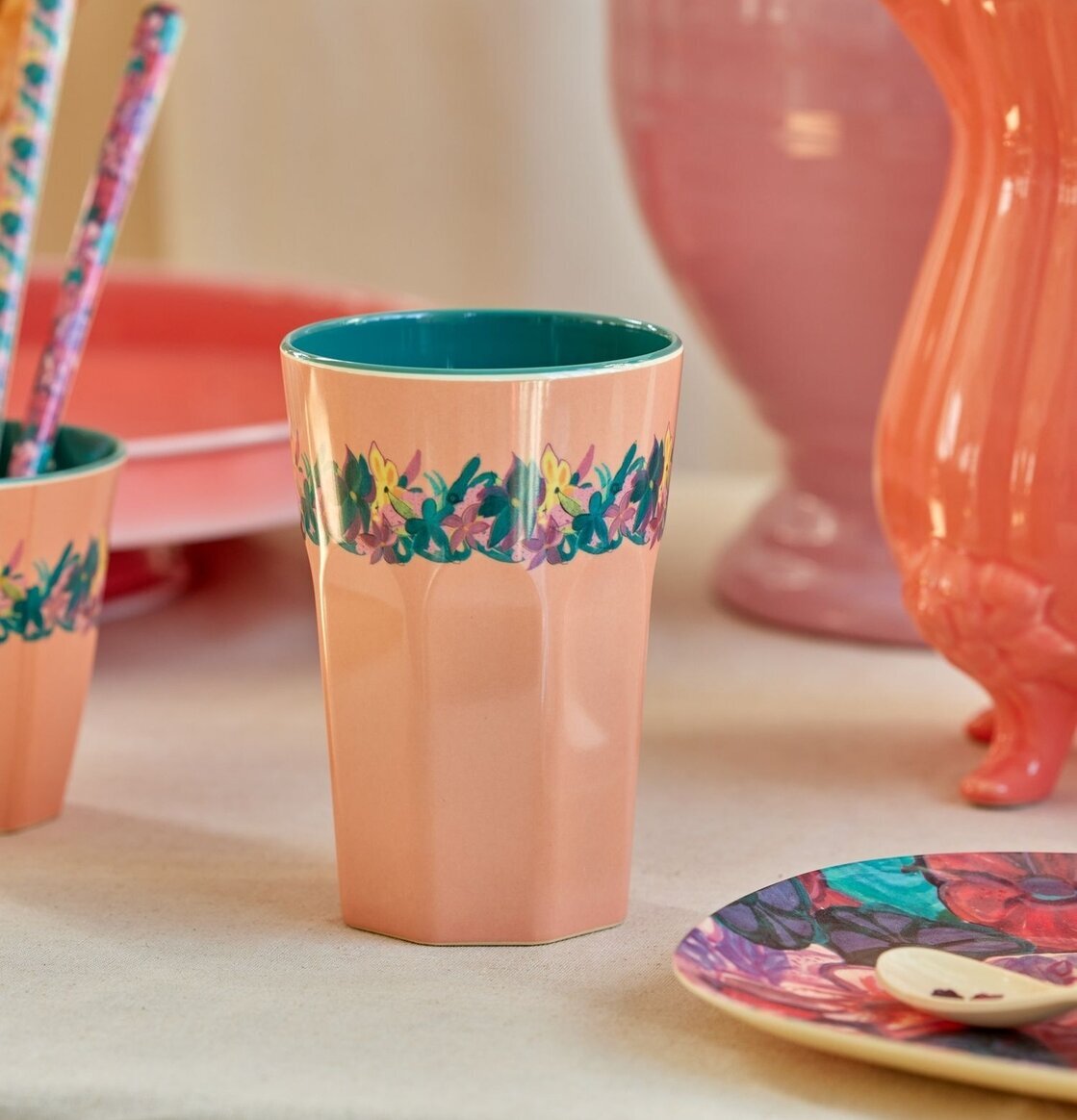 Foto: Färgglad scen med harmoniska vardagsföremål