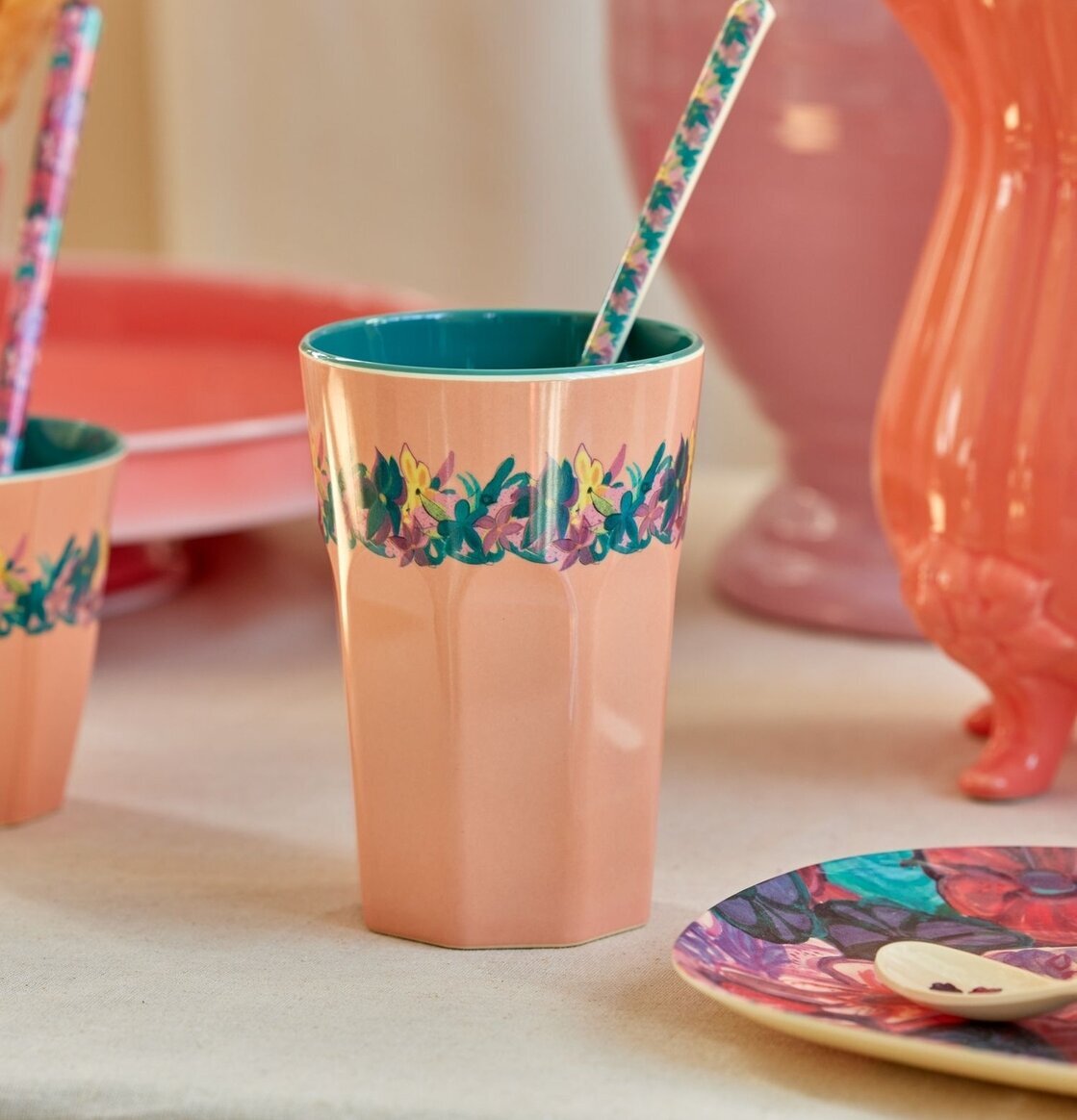 Bild av färgstarka köksartiklar och designmugg