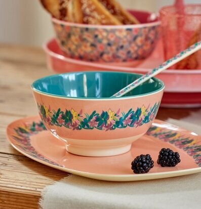 Bild av färgglad och stilfull bordsdukning hemma