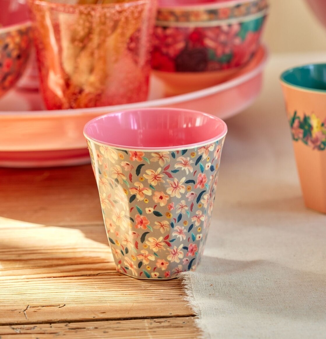 Melaminmugg Sandy Flower Print från Rice på träbord