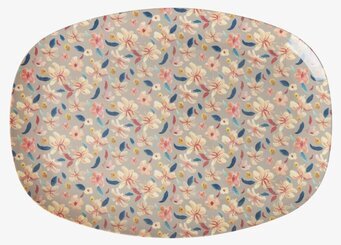 Bild av oval tallrik med blommigt mönster och elegans