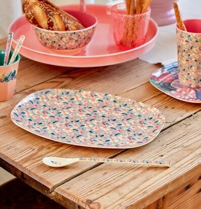 Bild av färgglad och harmonisk dukning för hemmet