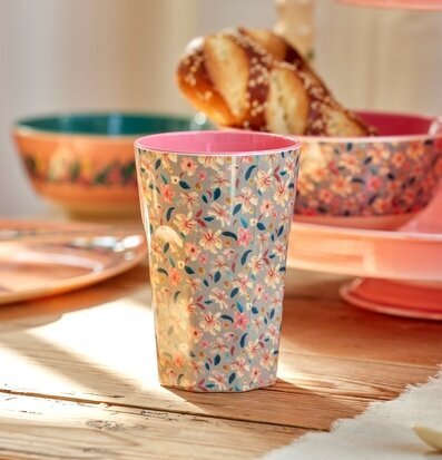 Bild av inbjudande dukning med färgglada mönster